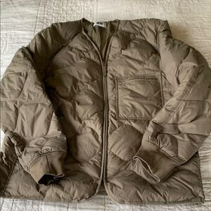 Uniglo quilted jacket breast pocket to other pockets zip front. EUC